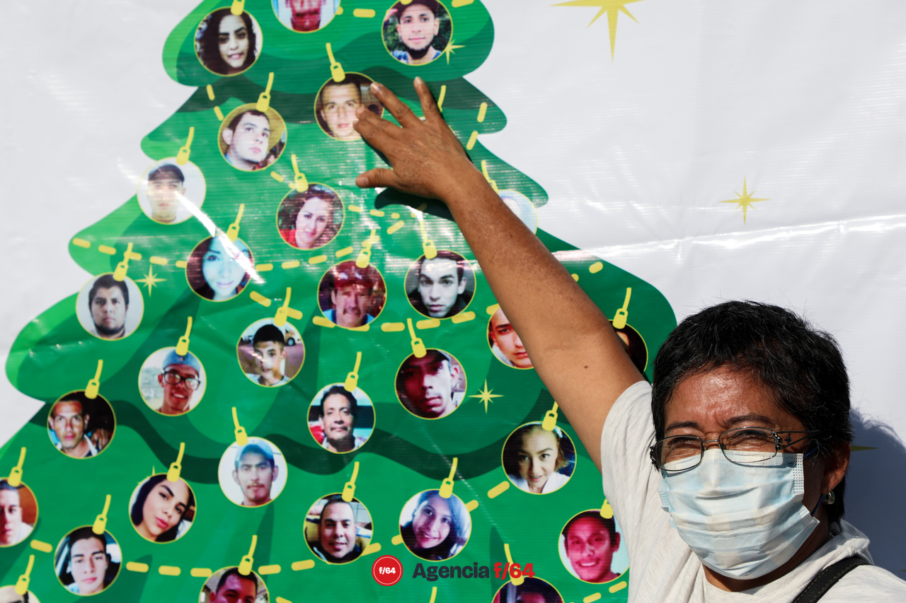 Ma. Verónica Quintero señala la foto de su hijo Luis Fernando Llerenas Quintero desaparecido el 18/09/2015 en Colima

Integrantes de la Red Desaparecidos en Colima en la instalación simbólica del Árbol Navideño “decorado” con múltiples esferas las cuales muestran y honran la memoria de sus Familiares Desaparecidos. Ubicación: Edificio de la Fiscalia General del Estado de Colima. 