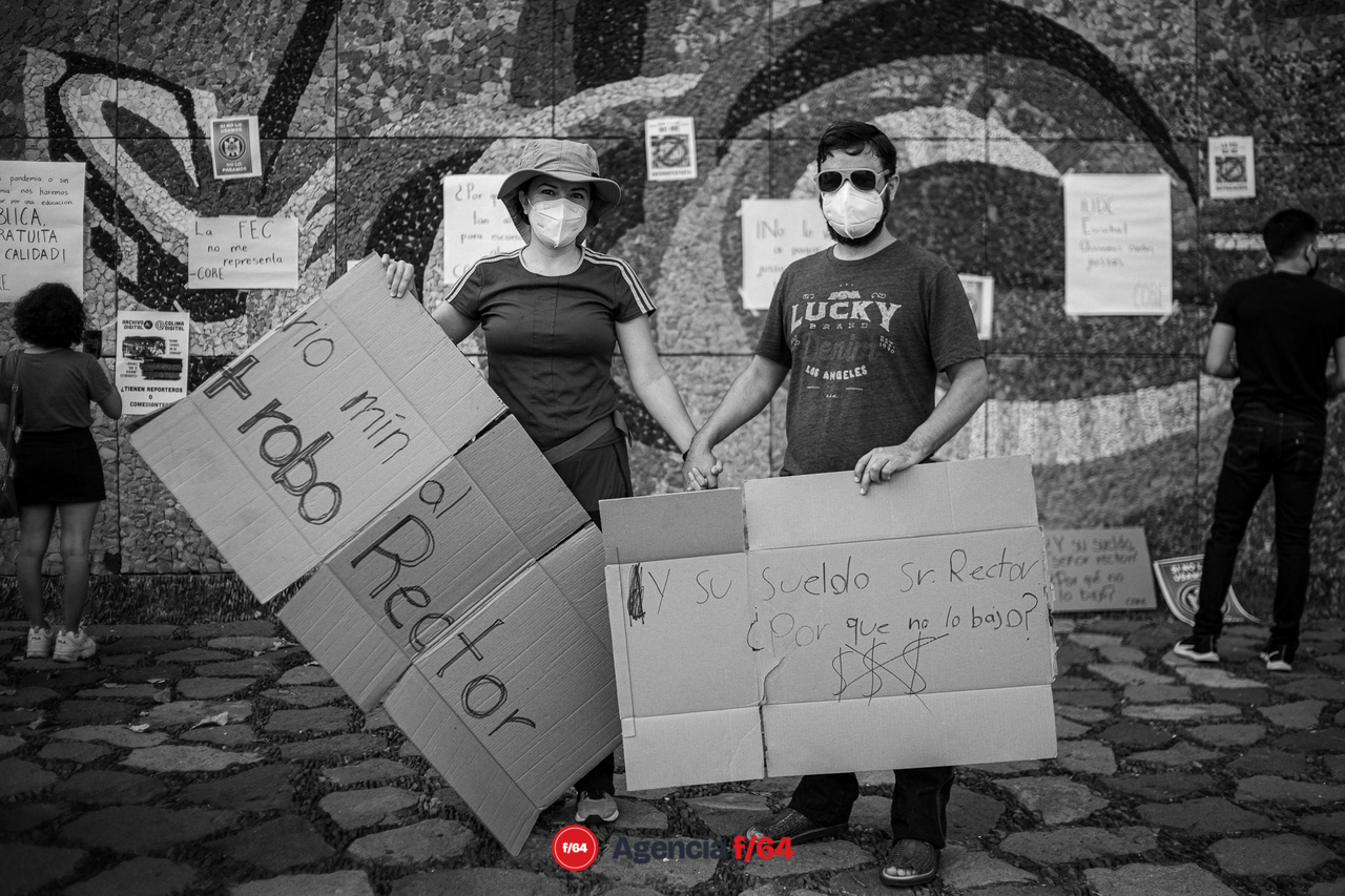 Padres de estudiantes presentes en la manifestación 
