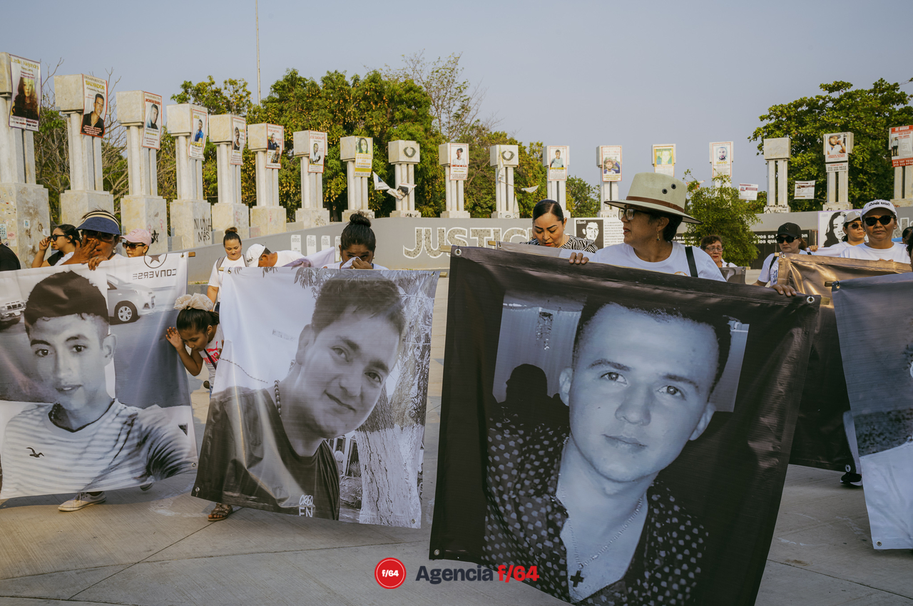 Como cada 10 de mayo, desde hace ya algunos años, las madres y familiares de personas desaparecidas salieron a marchar desde la Plaza de las y los desaparecidos en Av. Gral. Pedro Galván, hacia el jardín Libertad, en el primer cuadro de la capital Colimense.