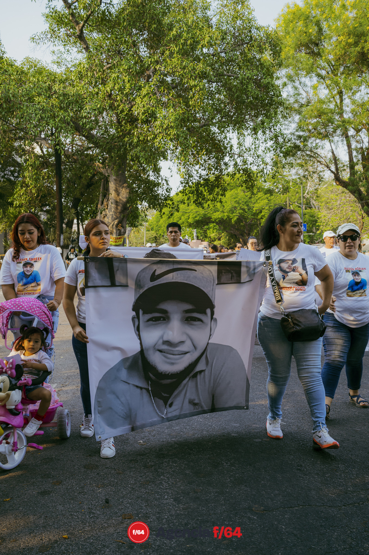 Como cada 10 de mayo, desde hace ya algunos años, las madres y familiares de personas desaparecidas salieron a marchar desde la Plaza de las y los desaparecidos en Av. Gral. Pedro Galván, hacia el jardín Libertad, en el primer cuadro de la capital Colimense.