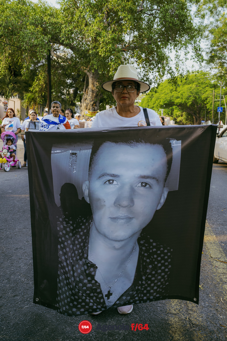Como cada 10 de mayo, desde hace ya algunos años, las madres y familiares de personas desaparecidas salieron a marchar desde la Plaza de las y los desaparecidos en Av. Gral. Pedro Galván, hacia el jardín Libertad, en el primer cuadro de la capital Colimense.