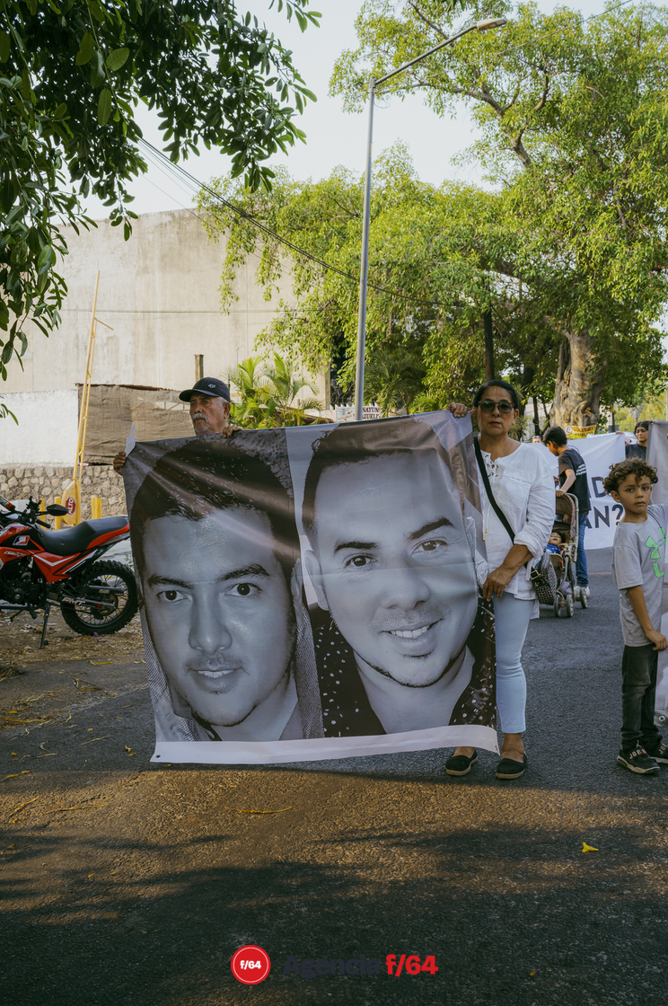 Como cada 10 de mayo, desde hace ya algunos años, las madres y familiares de personas desaparecidas salieron a marchar desde la Plaza de las y los desaparecidos en Av. Gral. Pedro Galván, hacia el jardín Libertad, en el primer cuadro de la capital Colimense.