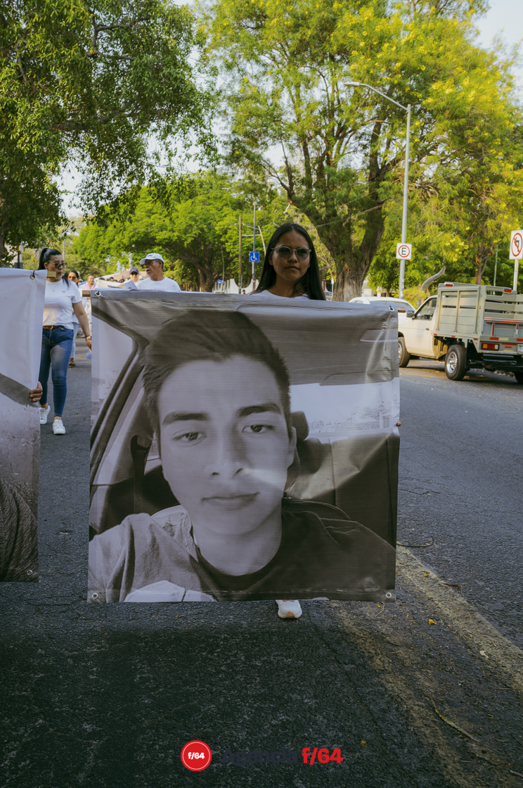 Como cada 10 de mayo, desde hace ya algunos años, las madres y familiares de personas desaparecidas salieron a marchar desde la Plaza de las y los desaparecidos en Av. Gral. Pedro Galván, hacia el jardín Libertad, en el primer cuadro de la capital Colimense.