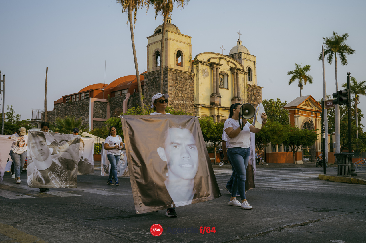 Como cada 10 de mayo, desde hace ya algunos años, las madres y familiares de personas desaparecidas salieron a marchar desde la Plaza de las y los desaparecidos en Av. Gral. Pedro Galván, hacia el jardín Libertad, en el primer cuadro de la capital Colimense.
