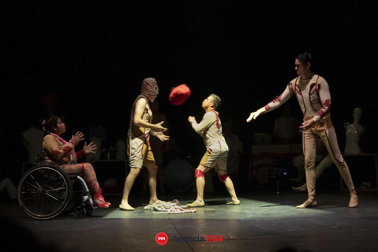 Raro: un mundo desde lo invisible.
Colectivo Teatral Pies Hinchados
34 Muestra Nacional de Teatro.
Teatro Experimental.
Guadalajara, Jalisco.