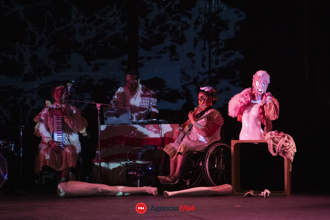 Raro: un mundo desde lo invisible.
Colectivo Teatral Pies Hinchados
34 Muestra Nacional de Teatro.
Teatro Experimental.
Guadalajara, Jalisco.
