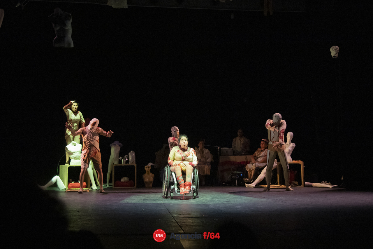 Raro: un mundo desde lo invisible.
Colectivo Teatral Pies Hinchados
34 Muestra Nacional de Teatro.
Teatro Experimental.
Guadalajara, Jalisco.