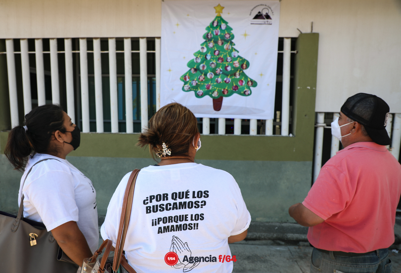 Integrantes de la Red Desaparecidos en Colima en la instalación simbólica del Árbol Navideño “decorado” con múltiples esferas las cuales muestran y honran la memoria de sus Familiares Desaparecidos. 
Ubicación: Edificio de la Dirección de Prevención al Delito y Atención a Víctimas del Municipio de Villa de Álvarez.