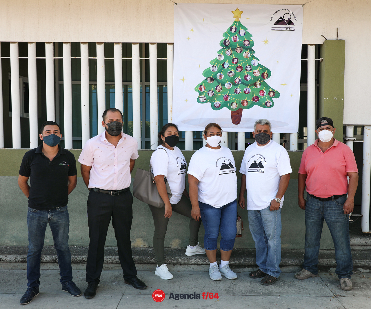 Integrantes de la Red Desaparecidos en Colima en la instalación simbólica del Árbol Navideño “decorado” con múltiples esferas las cuales muestran y honran la memoria de sus Familiares Desaparecidos. 
Ubicación: Edificio de la Dirección de Prevención al Delito y Atención a Víctimas del Municipio de Villa de Álvarez.