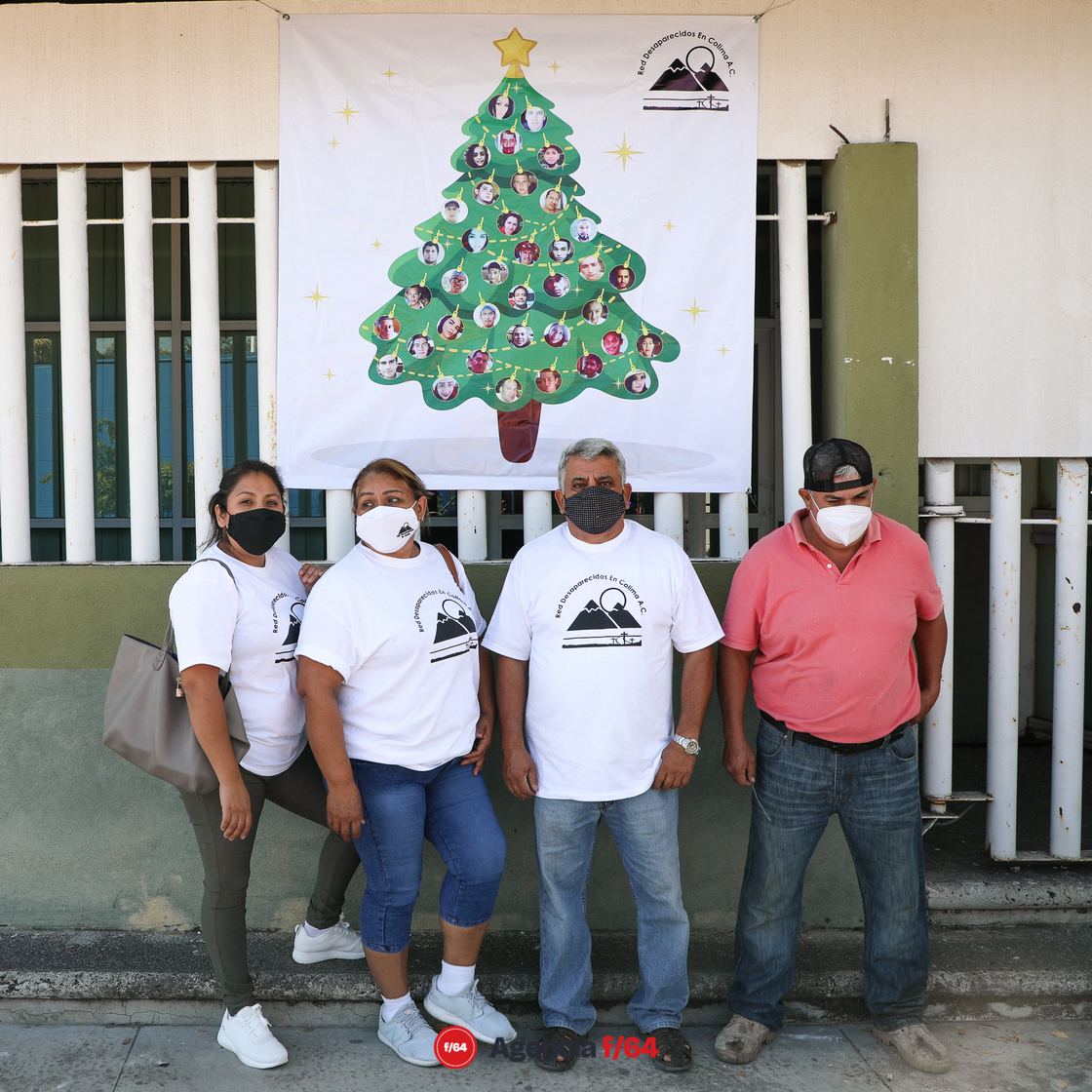 Integrantes de la Red Desaparecidos en Colima en la instalación simbólica del Árbol Navideño “decorado” con múltiples esferas las cuales muestran y honran la memoria de sus Familiares Desaparecidos. 
Ubicación: Edificio de la Dirección de Prevención al Delito y Atención a Víctimas del Municipio de Villa de Álvarez.