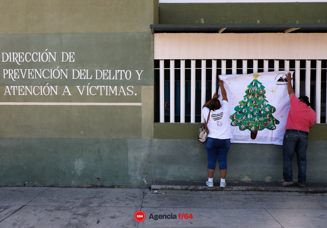 Integrantes de la Red Desaparecidos en Colima en la instalación simbólica del Árbol Navideño “decorado” con múltiples esferas las cuales muestran y honran la memoria de sus Familiares Desaparecidos. 
Ubicación: Edificio de la Dirección de Prevención al Delito y Atención a Víctimas del Municipio de Villa de Álvarez.