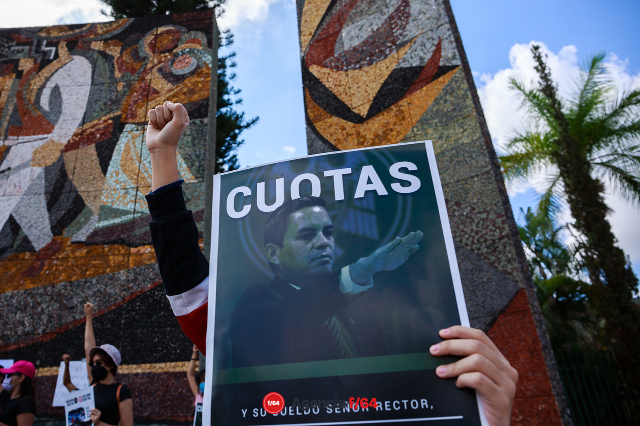Yuxtaposición del costo de la cuotas con el sueldo del rector Christian Torres Zermeño.