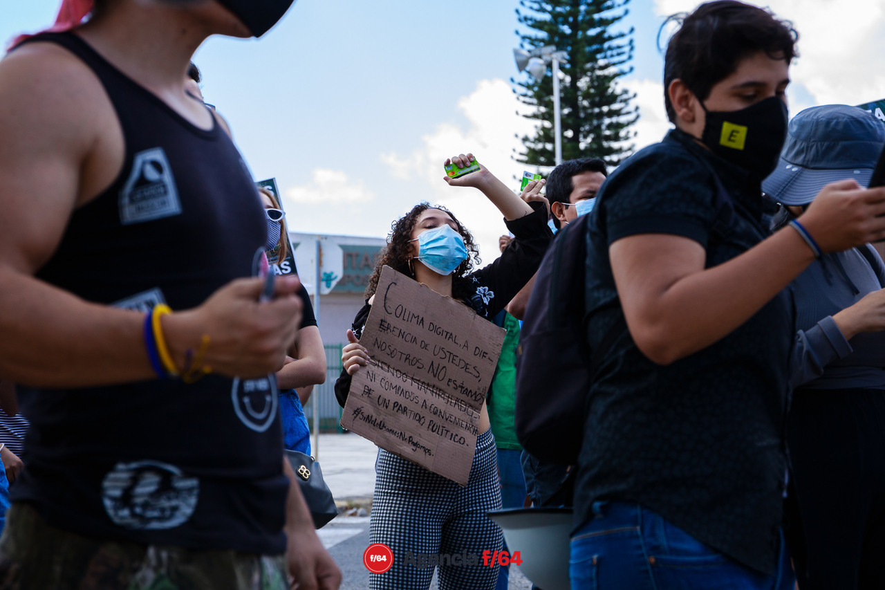 Con credenciales en mano protestaron estudiantes ante los embates de la presa que trató de desacreditarlos.