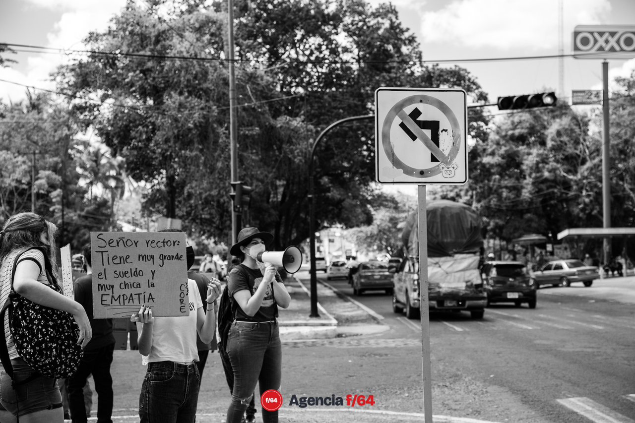 En Av. Camino Real algunos automovilistas tocan el claxon como apoyo a los estudiantes.