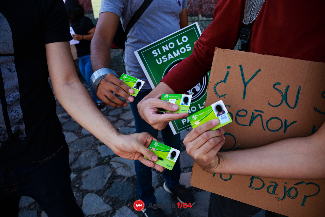 Con credenciales en mano protestaron estudiantes ante los embates de la presa que trató de desacreditarlos.
