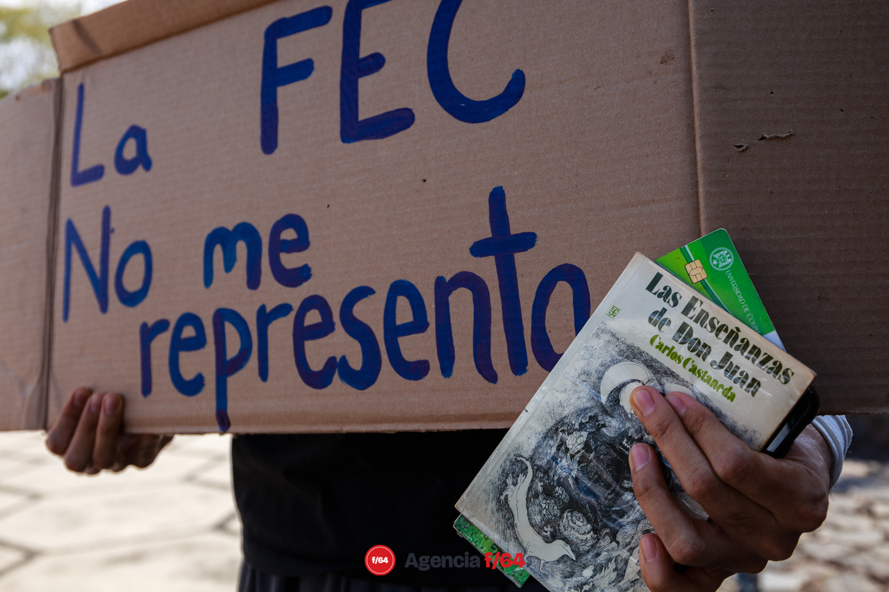 La credenciales de la Universidad de Colima se hicieron presentes en la protesta.