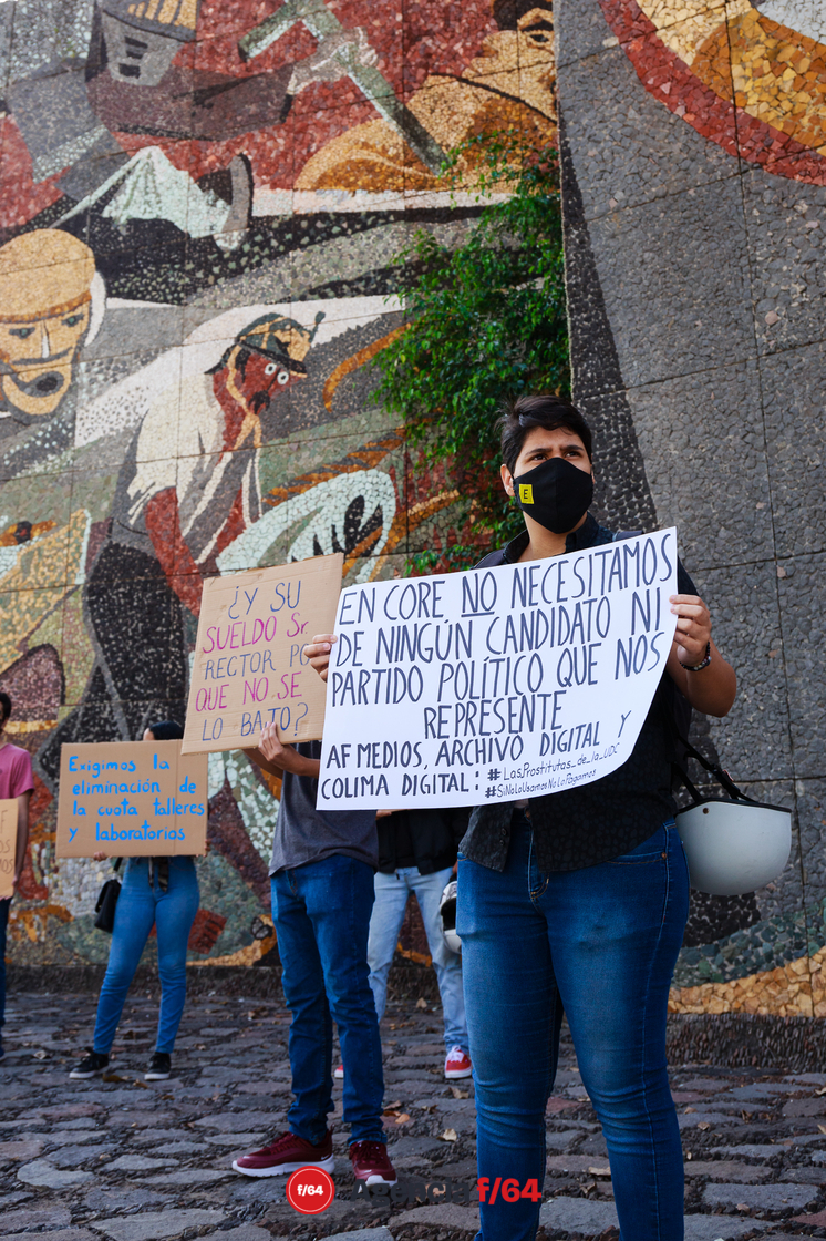 El Colectivo de Resistencia Estudiantil se deslinda de cualquier partido político. Dicen que cada alumno tiene la libertad de militar o no en un partido, pero que el movimiento es de ellos como estudiantes.