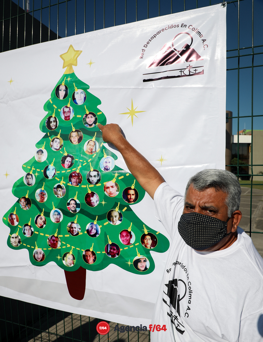 Carlos Campos señala la foto de hijo Carlos Donaldo Campos Sepúlveda, desaparecido el 20/08/2018.

Integrantes de la Red Desaparecidos en Colima en la instalación simbólica del Árbol Navideño “decorado” con múltiples esferas las cuales muestran y honran la memoria de sus Familiares Desaparecidos. Ubicación: Edificio de la Fiscalia General del Estado de Colima. 