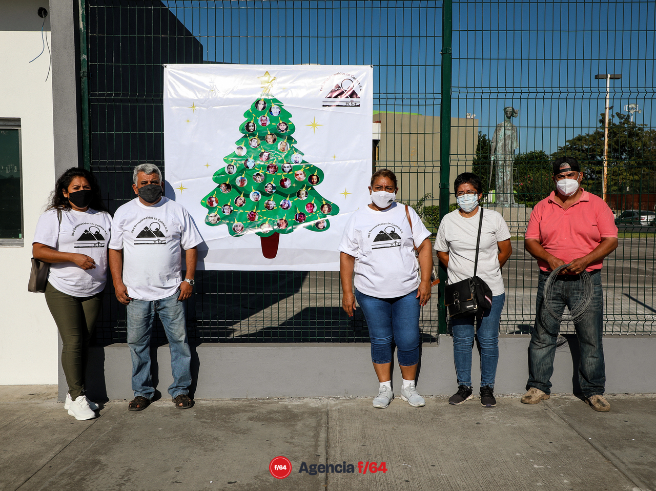 Integrantes de la Red Desaparecidos en Colima en la instalación simbólica del Árbol Navideño “decorado” con múltiples esferas las cuales muestran y honran la memoria de sus Familiares Desaparecidos. Ubicación: Edificio de la Fiscalia General del Estado de Colima. 