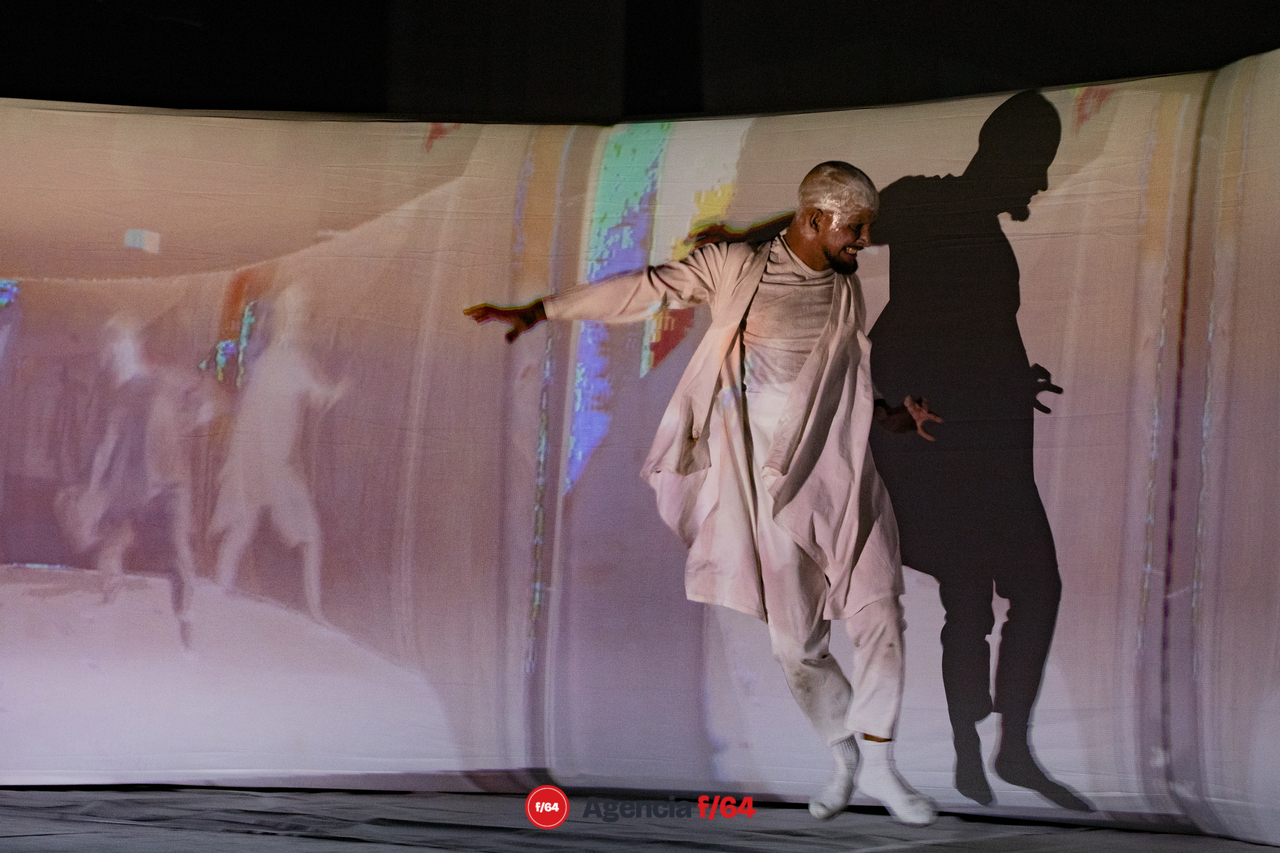 Efímero. Unipersonal performático.