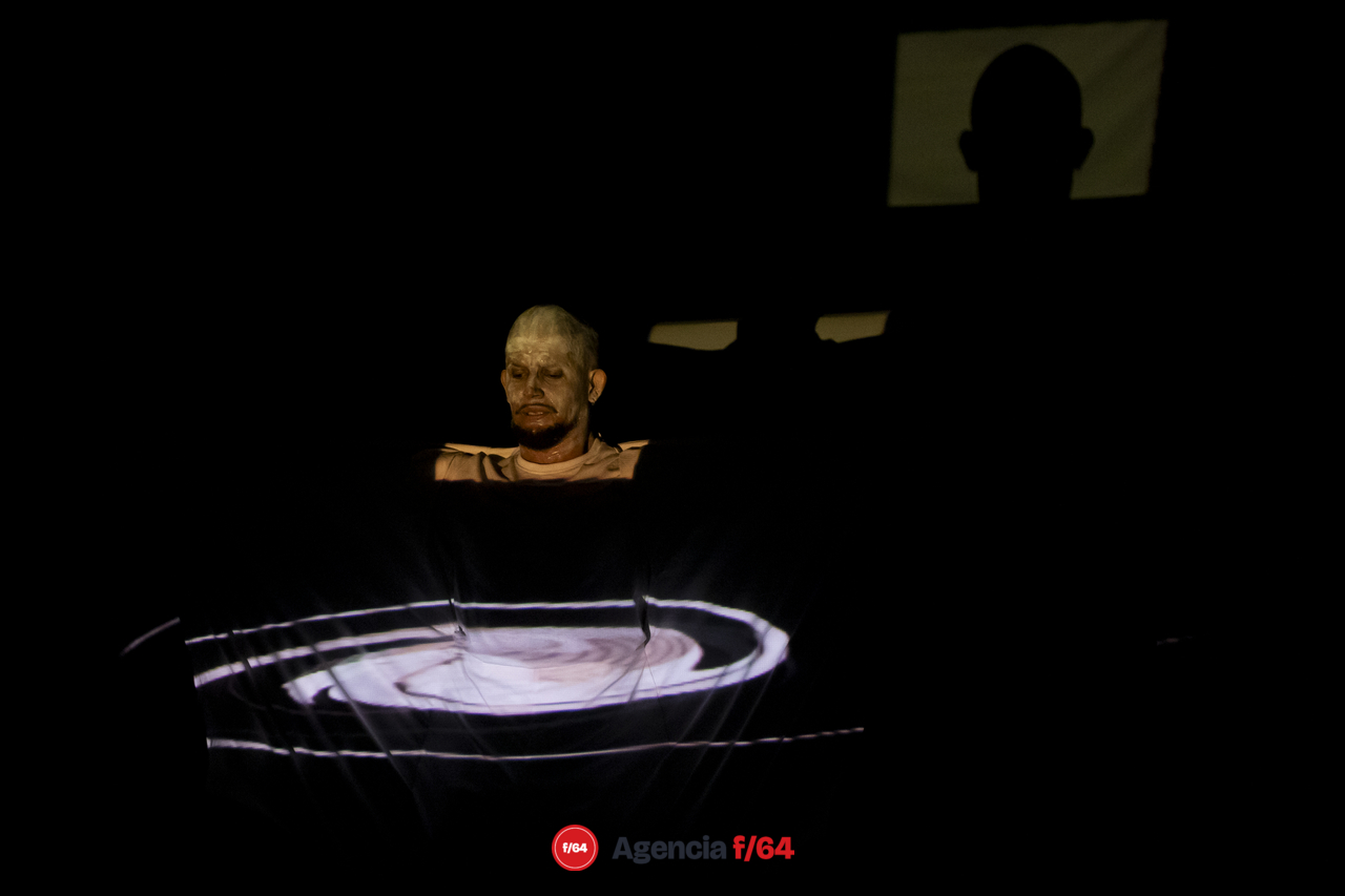 Efímero. Unipersonal performático sobre el duelo migratorio.
Rafael Hernández Ramos.
Poliforum cultural Mexiac.
Colima, Col,