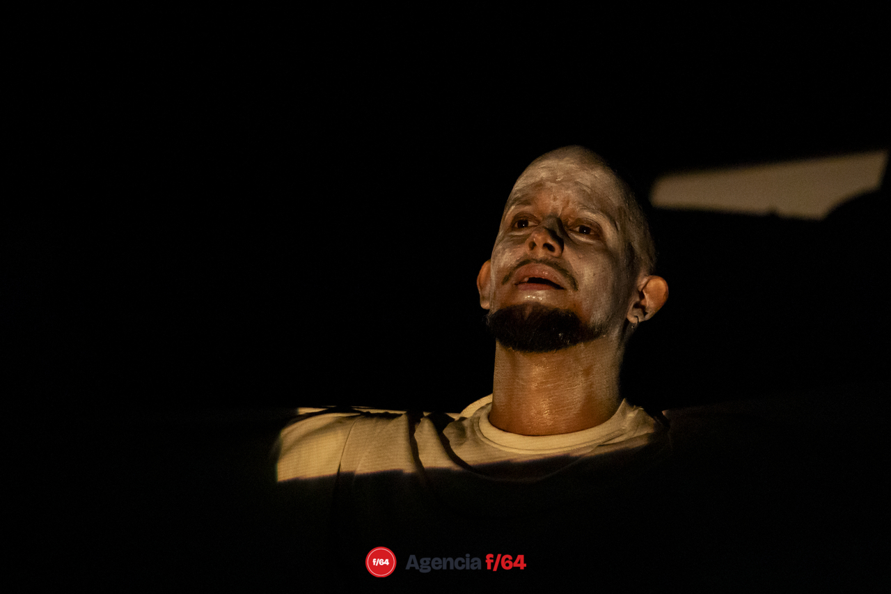 Efímero. Unipersonal performático sobre el duelo migratorio.
Rafael Hernández Ramos.
Poliforum cultural Mexiac.
Colima, Col,