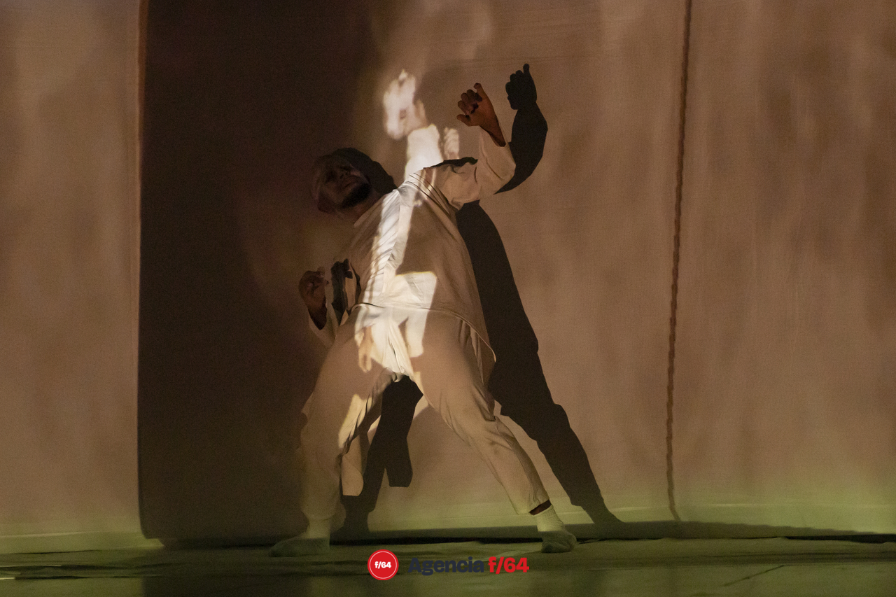 Efímero. Unipersonal performático sobre el duelo migratorio.
Rafael Hernández Ramos.
Poliforum cultural Mexiac.
Colima, Col,