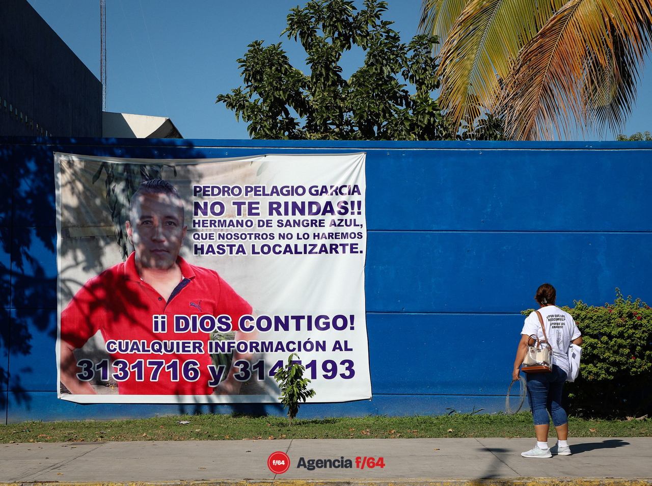 Integrantes de la Red Desaparecidos en Colima en la instalación simbólica del Árbol Navideño “decorado” con múltiples esferas las cuales muestran y honran la memoria de sus Familiares Desaparecidos. 
Ubicación: Edificio de la Dirección de Prevención al Delito y Atención a Víctimas del Municipio de Villa de Alvarez .