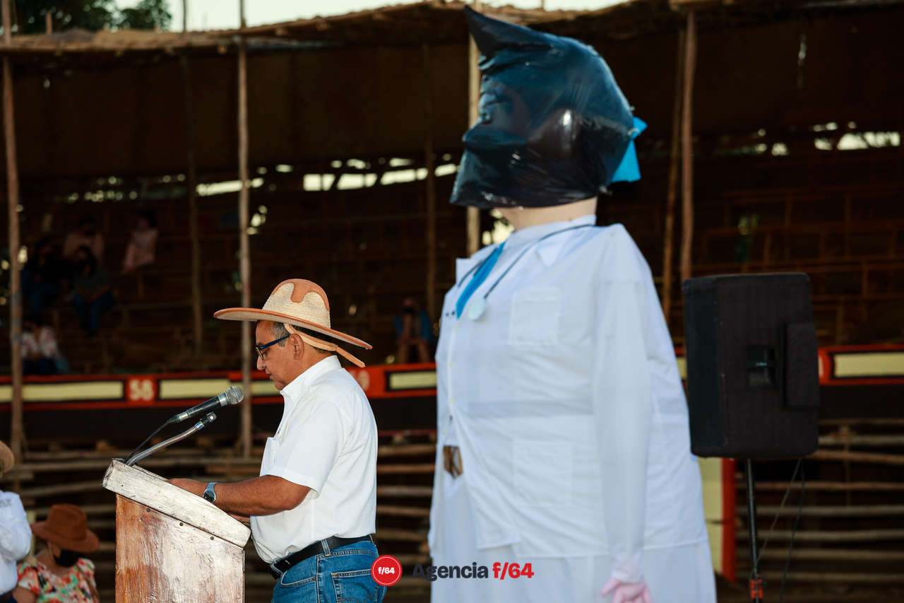 El Presidente Municipal, Felipe Cruz Calvario, lee el juramento a San Felipe de Jesús y devela la identidad de los mojigangos de este año.