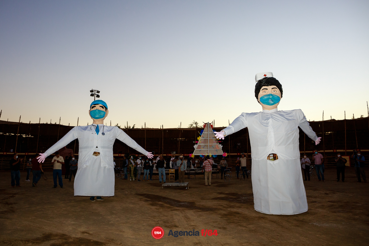 Homenaje al personal medico al frente de batalla en la lucha contra COVID-19 en el Estado de Colima, los mojigangos que han sido iconos para rendir homenaje a personajes destacados de Villa de Álvarez.