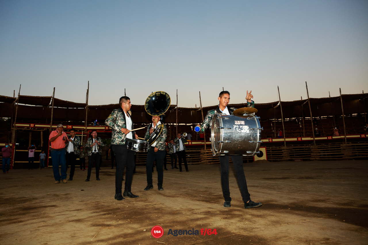 Entra la música a La Petatera para acompañar a los mojigangos salientes y los nuevos mojigangos.