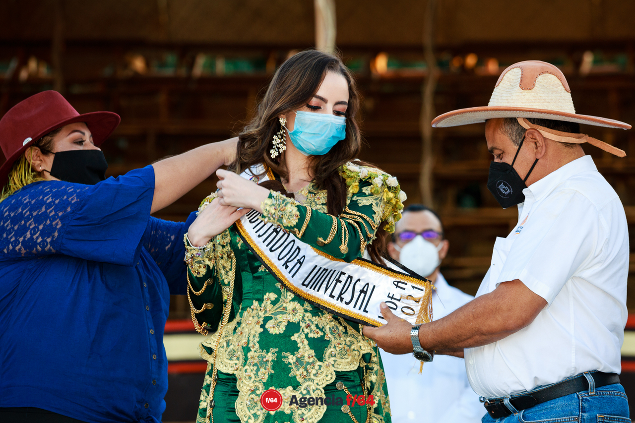 Ivonne Barocio, Embajadora de los 164 Festejos Charrotaurinos de la Villa de Álvarez recibiendo la banda del Presidente Municipal, Felipe Cruz Calvario.