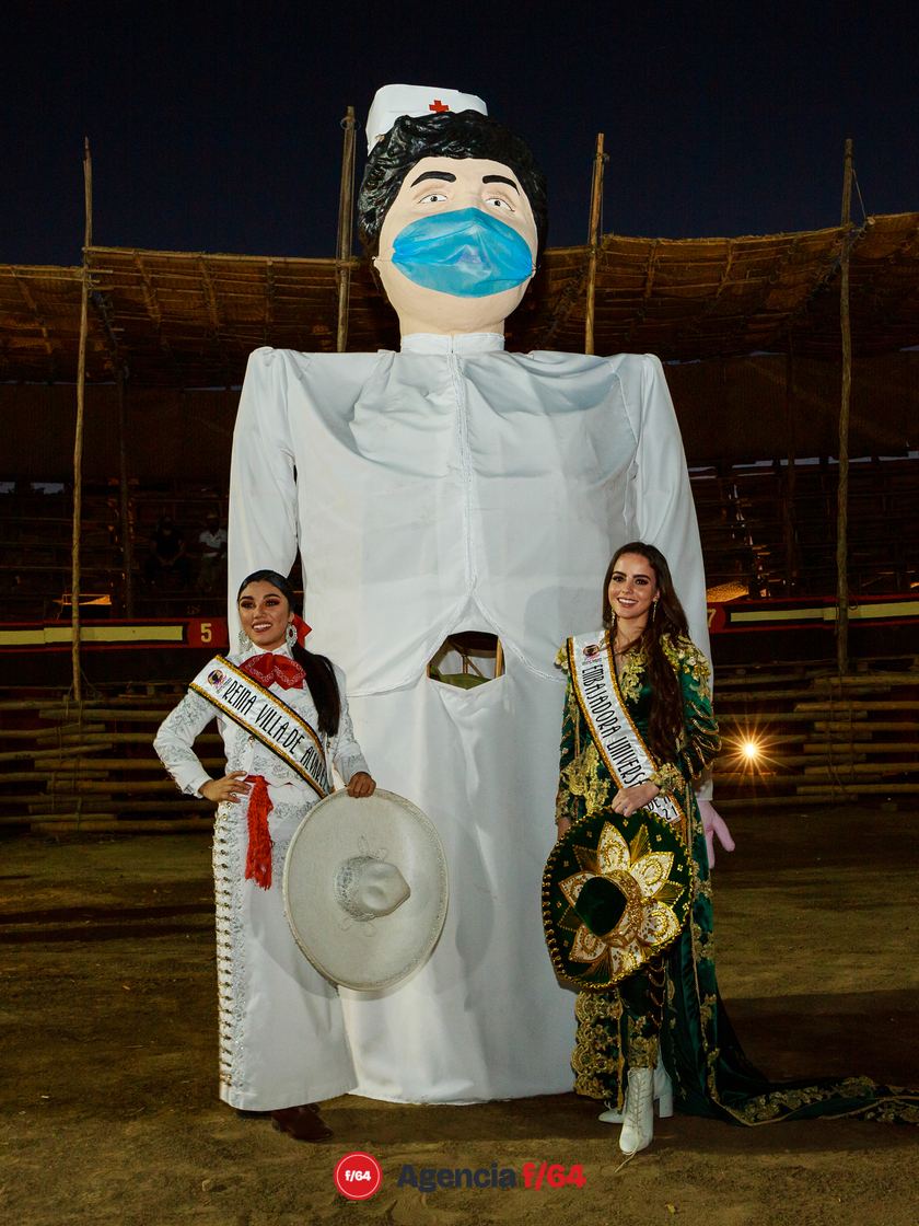 La Reina de los Festejos Charrotaurinos, Yamila I e Ivonne Barocio, Embajadora de los Festejos, posan con la figura femenina de los mojigangos.