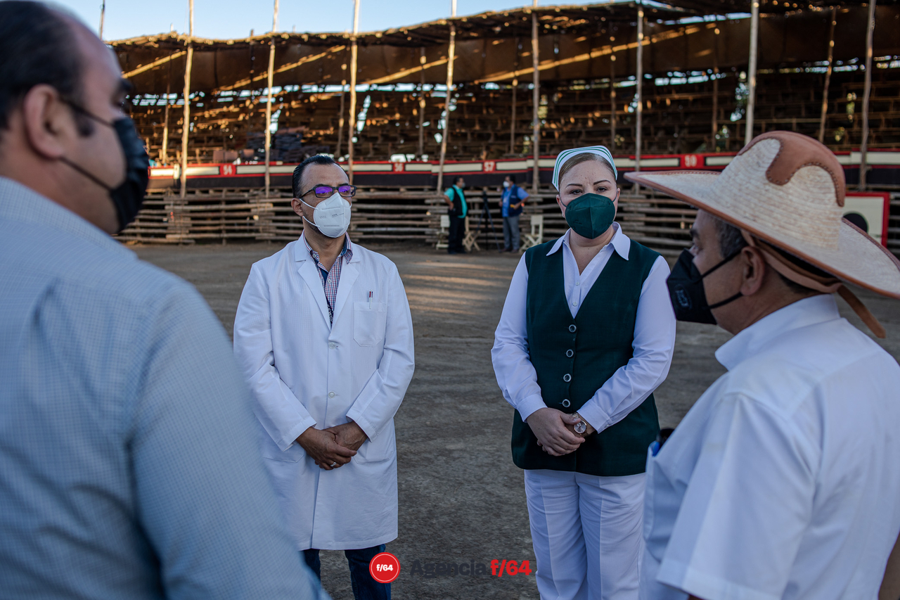 Felipe Cruz Calvario, Presidente Municipal de Villa de Álvarez acompañado de Agustín Morales Anguiano, Secretario de Desarrollo Rural, el Doctor Roberto Chaparro y María de los Ángeles Garza, Director General y Jefa de Enfermeras del Hospital General del IMSS #1