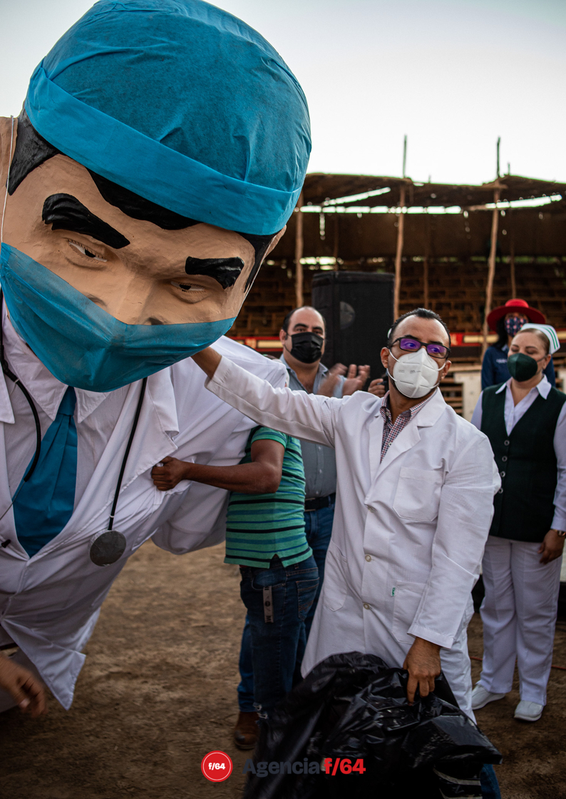El Doctor Roberto Chaparro, develando la imagen del mojigango entrante, alusivo al personal medico que ha estado al frente de batalla en la lucha contra el COVID-19 en el Estado de Colima.  