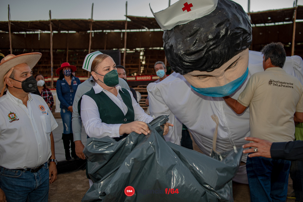 La Jefa de Enfermeras del Hospital General del IMSS #1, Maria de los Angeles Garza develando la imagen del mojigango entrante, alusivo al personal medico que ha estado al frente de batalla en la lucha contra el COVID-19 en el Estado de Colima.  