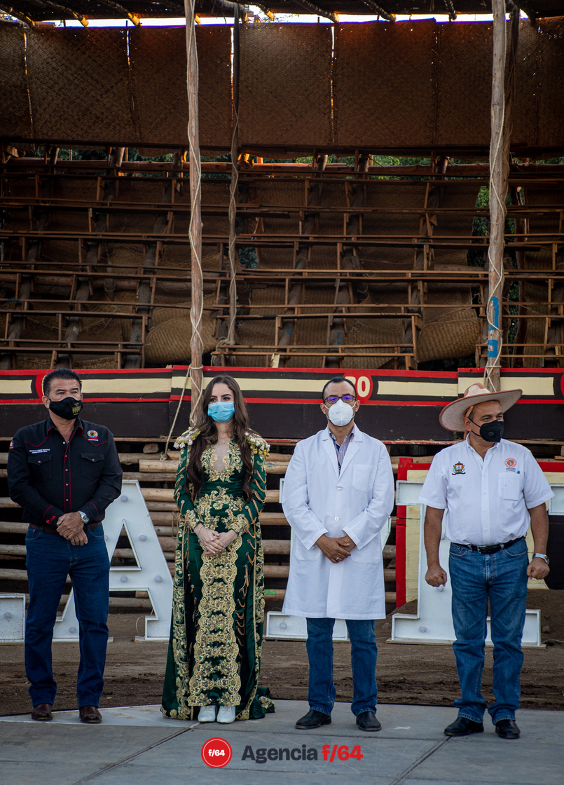 (de izquierda a derecha) Rafael Contreras, Mayordomo de La Petatera; la Doctora Ivonne Barocio, Embajadora de las Fiestas Charrotaurinas; el Doctor Roberto Chaparro, Director General de la Clínica IMSS #1 y al extremo derecho, el Presidente Municipal de Villa de Álvarez, Felipe Cruz Calvario.