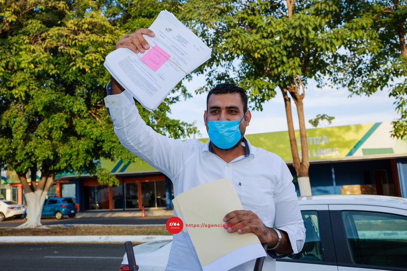 Rafael Mendoza, aspirante independiente, presentó firmas ante el IEE