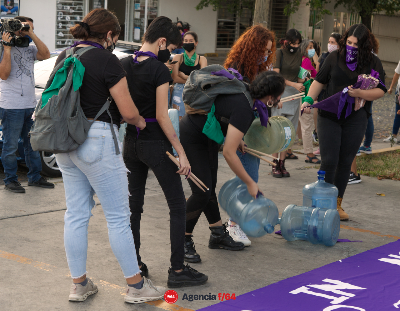 Grupo de mujeres preparándose  para hacer sonar sus instrumentos.
