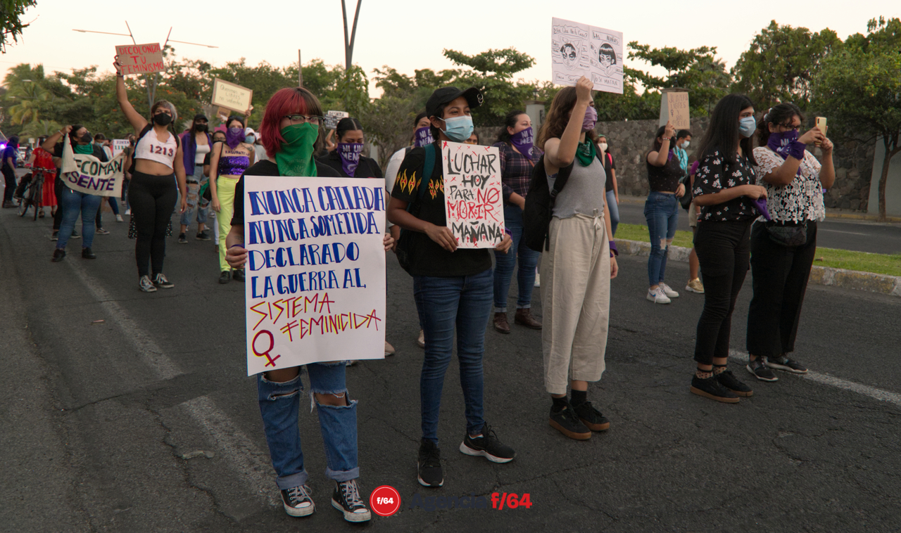 Algunas con paños  representativos de algunas colectivas y otras con cubrebocas por motivos de la pandemia; aún así, sus expresiones vocales no dejaron de escucharse durante el recorrido.