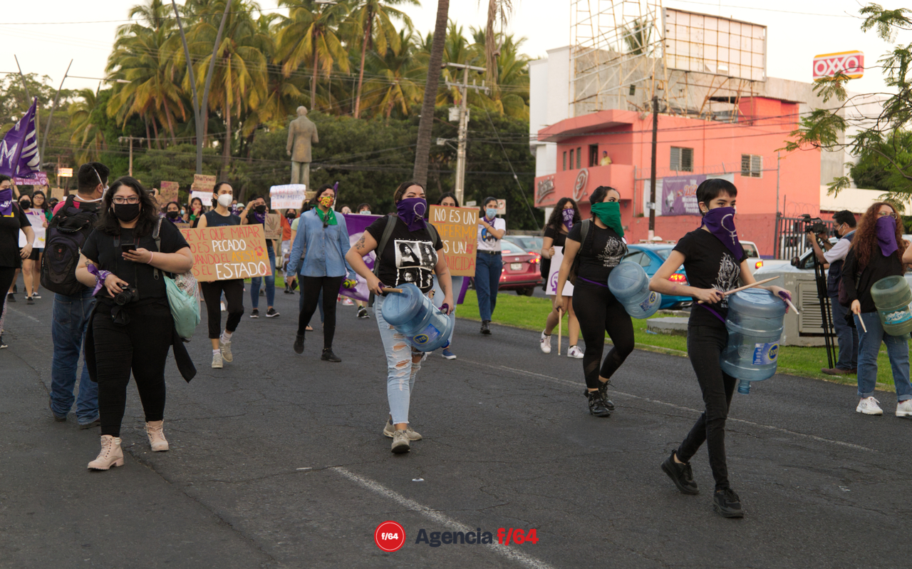 Mujeres  que durante la marcha hicieron sonar sus instrumentos acompañados por consignas.