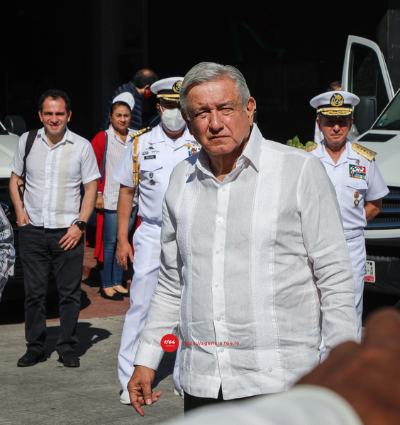 AMLO visita recinto portuario de Manzanillo