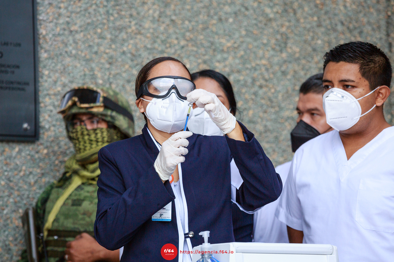 Enfermera recibe la primera vacuna en Colima contra el COVID-19