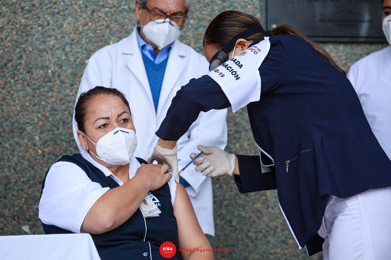 Enfermera recibe la primera vacuna en Colima contra el COVID-19