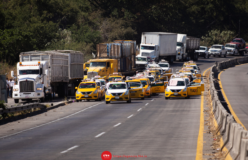 Taxistas y conductores de transporte protestan contra mototaxis