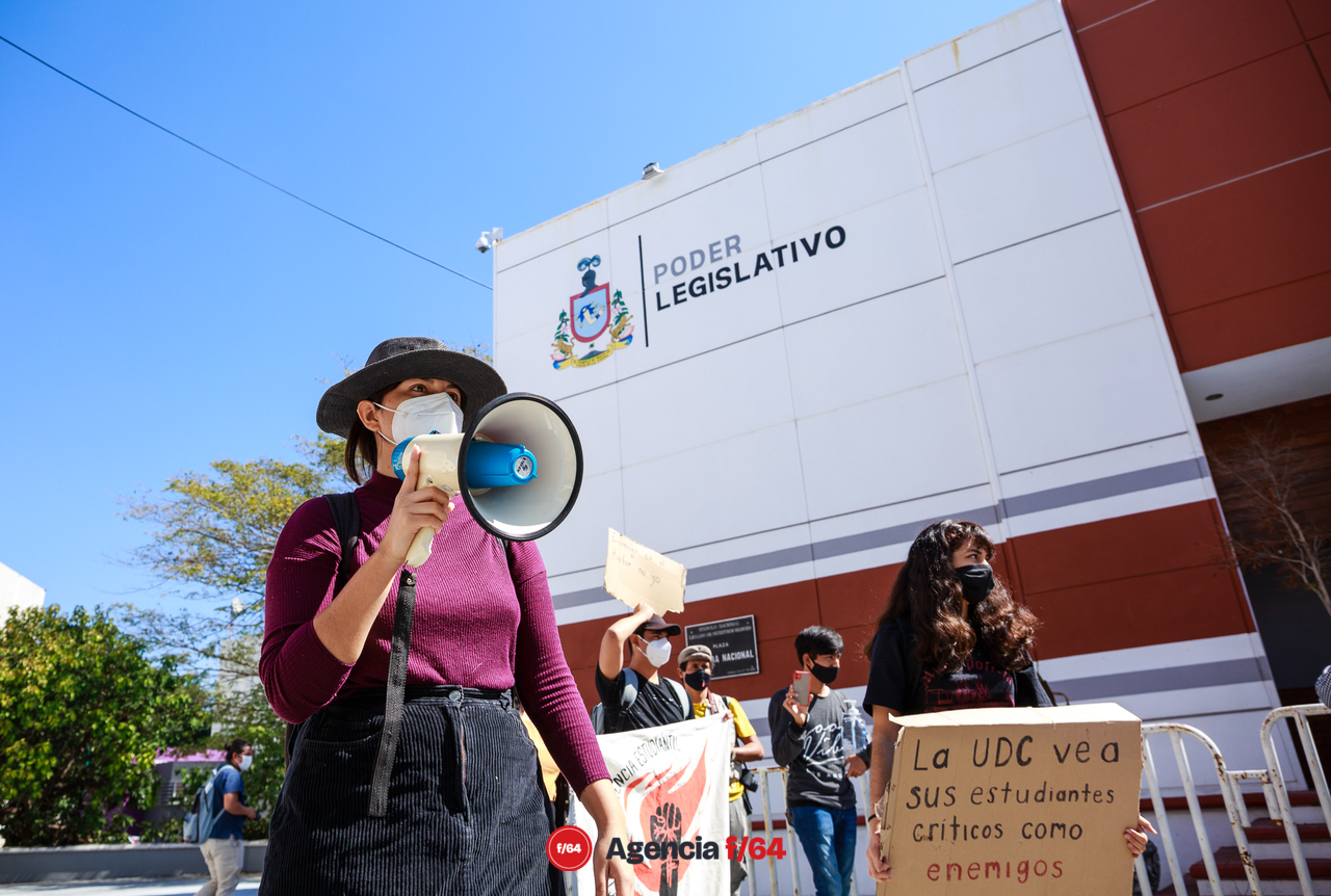 Los estudiantes piden a los diputados presentes que los atiendan.