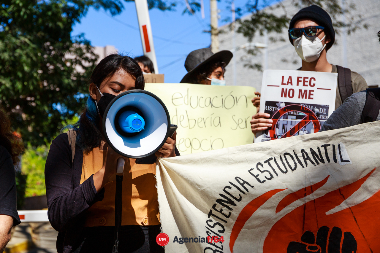 Mientras esperan ser atendidos por diputados locales, los estudiantes leen las peticiones que hicieron a la Universidad de Colima.
