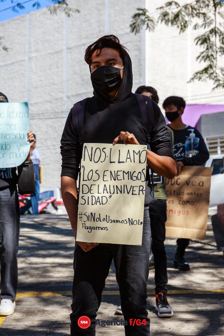 Estudiantes esperan ser atendidos en el Congreso Local.