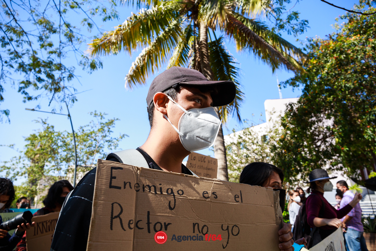El Colectivo de Resistencia Estudiantil se prepara por tercera ocasión para manifestar su rechazo a las cuotas de talleres y laboratorios, así como a la respuesta de Rector Christian Torres y la Universidad de Colima.