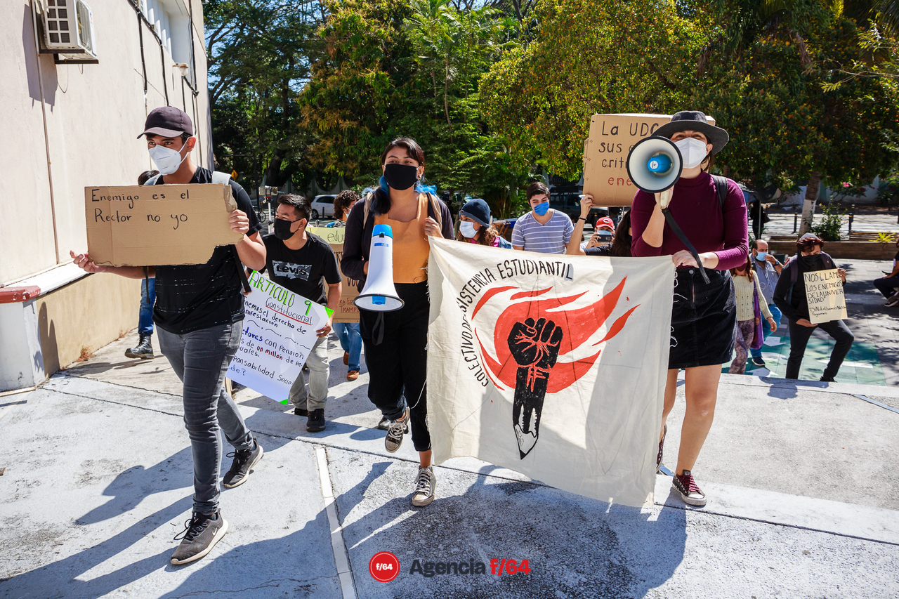 El Colectivo de Resistencia Estudiantil llega a la parte exterior de Congreso del Estado.